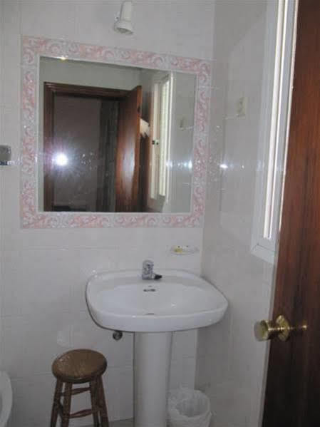 Hostal La Pilarica Marbella Exterior photo