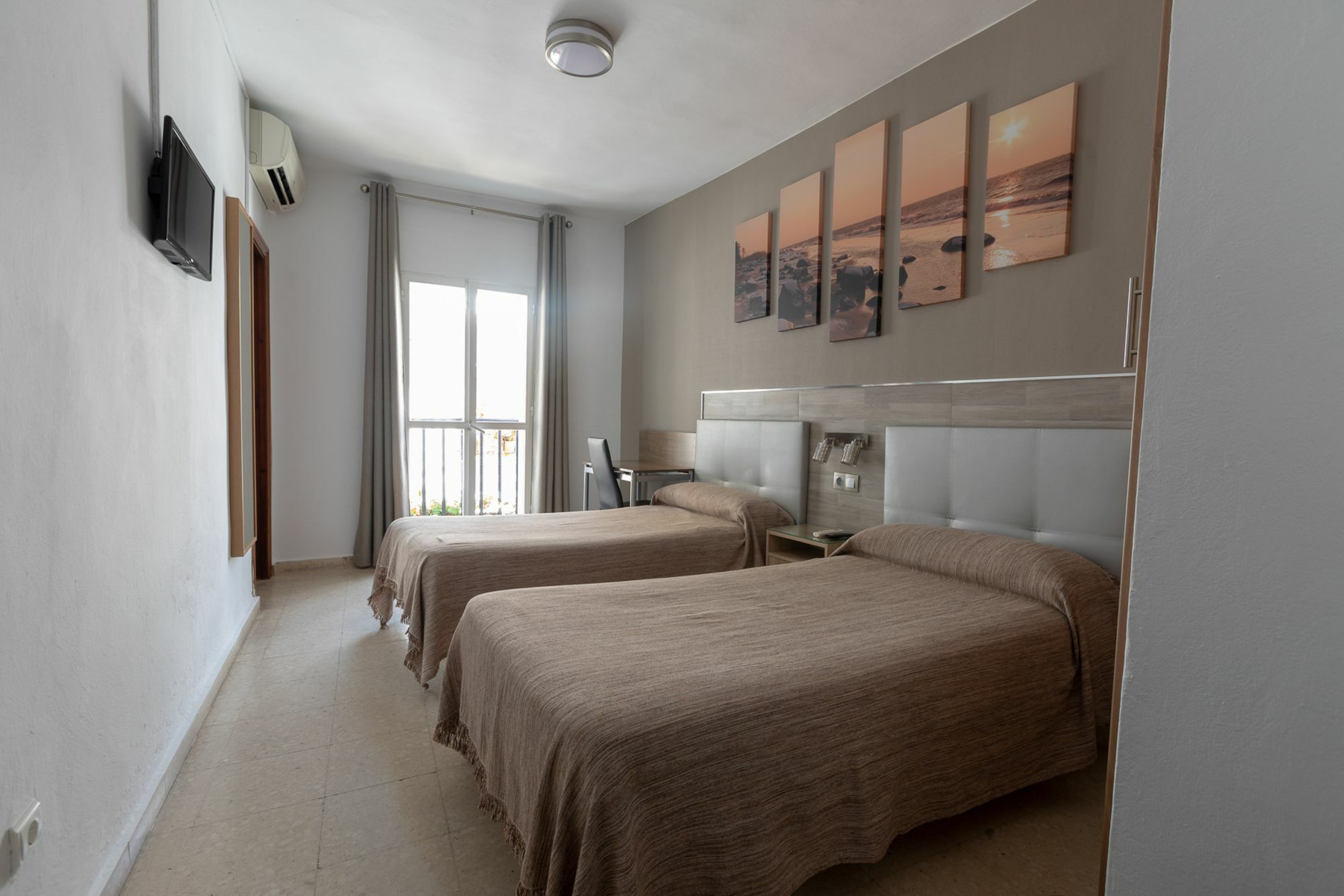 Hostal La Pilarica Marbella Exterior photo